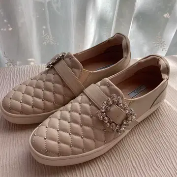 ILIMA 비쥬 부착 퀼팅 스니커즈