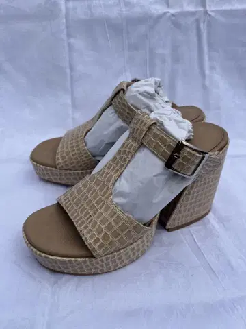 moussy EMBOSSED CHUNK HEEL 샌들