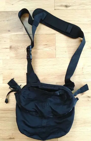 CP COMPANY 바디백 블랙