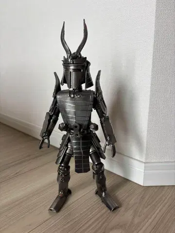 메탈릭 그레이 무사 피규어