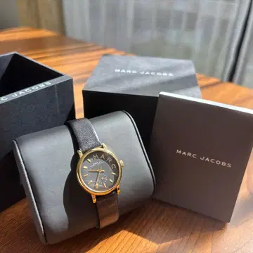 MARC JACOBS 블랙 가죽 시계