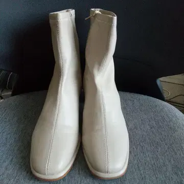 아이보리 가죽 지퍼 부츠