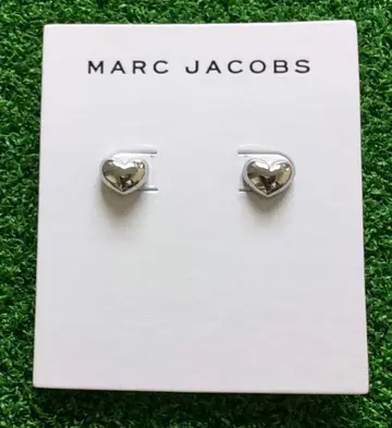 [ 미사용 새상품 ] MARC JACOBS 하트 모양 귀걸이 실버