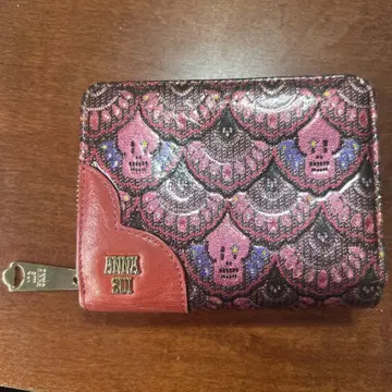ANNA SUI 스컬 패턴 이단 접이식 지갑