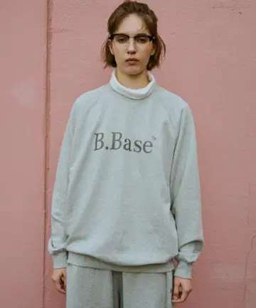 B.Base 그레이 로고 트레이닝복