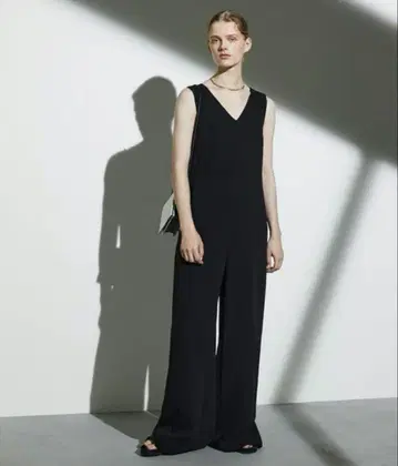 theory 22SS V넥 올인원 점프수트 블랙 컬러