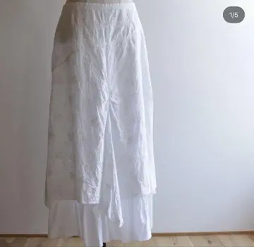 자수 장식 화이트 플레어 롱 스커트