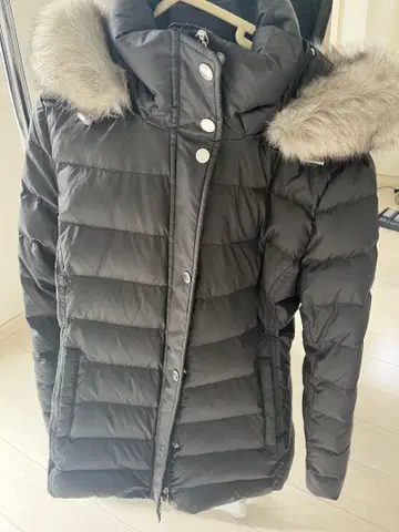 TOMMY HILFIGER 블랙 다운 자켓 후드 부착