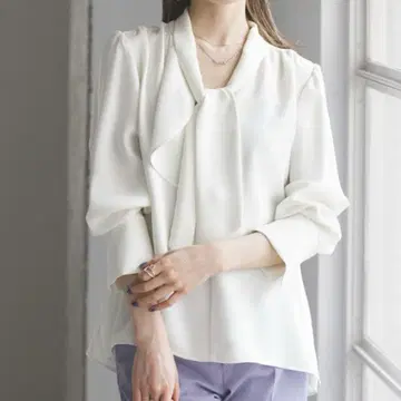 NOBLE 노블 비대칭 보타이 블라우스 내추럴 화이트