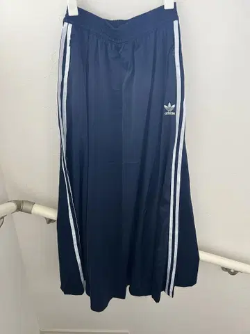 adidas 네이비 라인 플레어 스커트