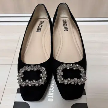 STACCATO 비쥬 장식 블랙 플랫슈즈