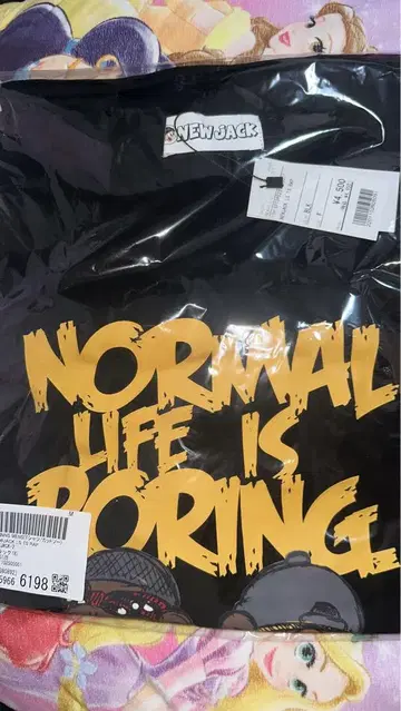 NEW JACK 블랙 T셔츠 NORMAL LIFE IS BORING