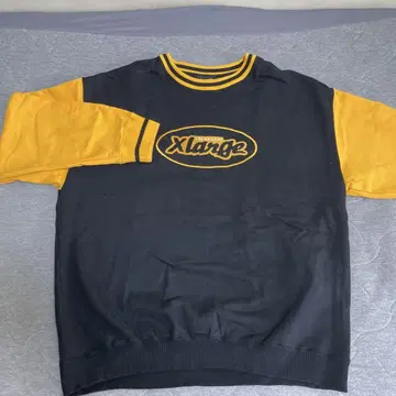 XLARGE 블랙/옐로우 컬러 로고 자수 긴팔 트레이닝복