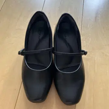새상품급! 스트랩 부착 블랙 펌프스 22.5cm 4E