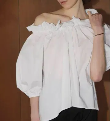 새상품급 CLANE 클라네 2WAY PUFF NECK TOPS 화이트 1