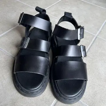 블랙 스트랩 샌들