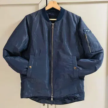 시선을 사로잡는 TATRAS 고급 R 라인 MA-1 다운 광택감 M 02