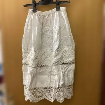 화이트 레이스 장식 롱 스커트