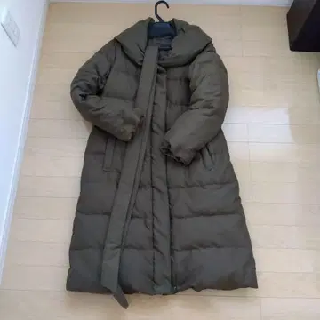 올리브색 후드 부착 다운 자켓 카키 롱 다운