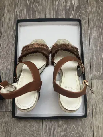 프린지 달린 브라운 샌들