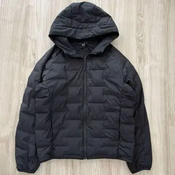 [새상품급] UNIQLO 퍼프 테크 파카 충전솜 블루종 M 블랙 경량