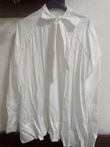 새상품! 화이트 리본 포함 긴팔 셔츠