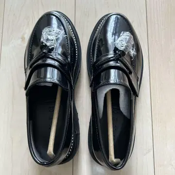 MENUE 블랙 광택 로퍼 태슬 포함