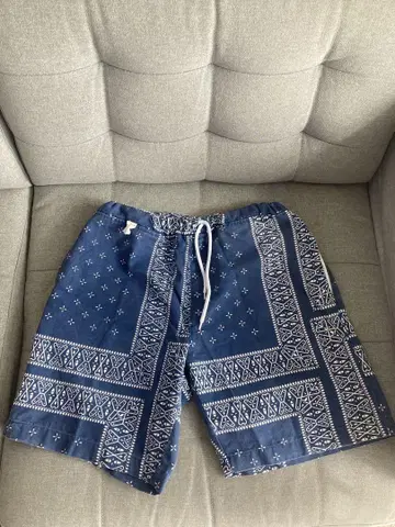 네이비 반다나 패턴 숏팬츠