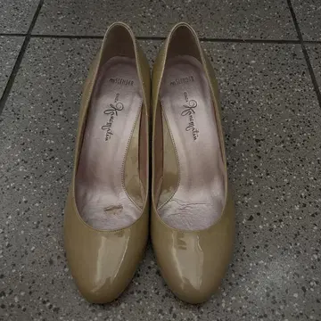 긴자 카네마츠 에나멜 펌프스 23.5cm
