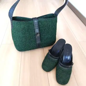 그린 색상의 숄더백과 뮬 세트