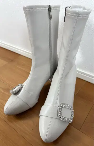 CELFORD 화이트 비쥬 장식 숏부츠