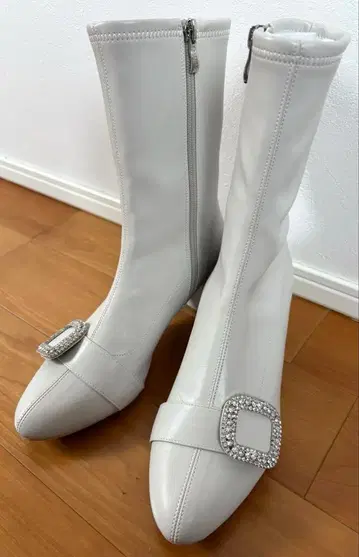 CELFORD 화이트 비쥬 장식 숏부츠