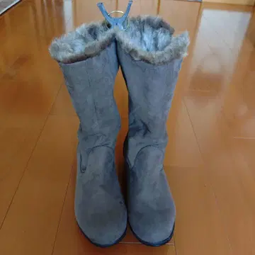 그레이 퍼가 달린 롱 부츠