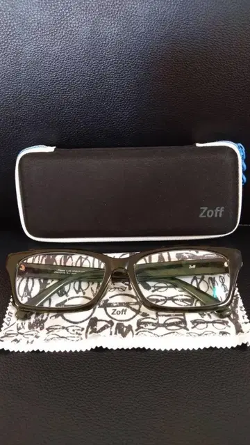 Zoff 다크 그린 안경 케이스 포함