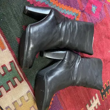 블랙 가죽 부티 하이힐 BALTARINI