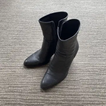 ZARA 블랙 가죽 숏부츠 중간 힐 지퍼 포함