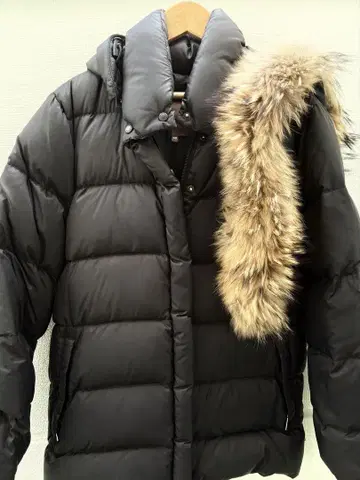 MONCLER 블랙 다운 자켓 퍼 포함