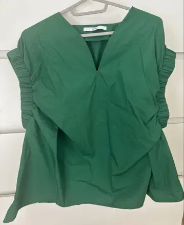 UN3D. 아쓰리드 턱 블라우스 그린