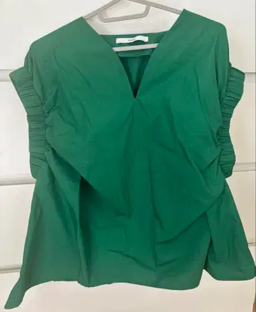 UN3D. 아쓰리드 턱 블라우스 그린