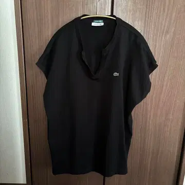 LACOSTE BEAMS 별주 T셔츠 슬릿넥 블랙