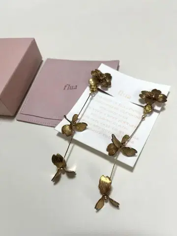 flua 꽃 모티브 롱 귀찌 골드