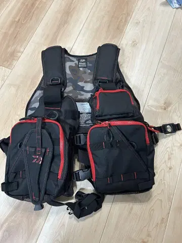 DAIWA 플로팅 자켓 블랙 레드 74N