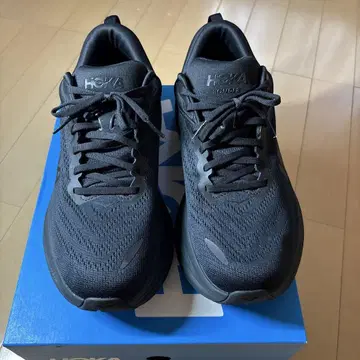 HOKA Bondi 8 블랙 스니커즈