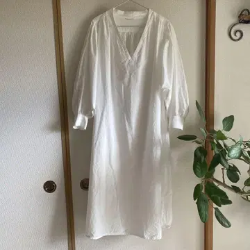 화이트 V넥 긴팔 셔츠 원피스