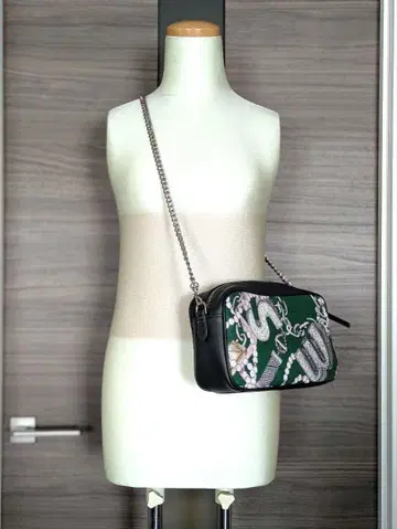 SWASH LONDON 그린 컬러 체인 디자인 숄더백