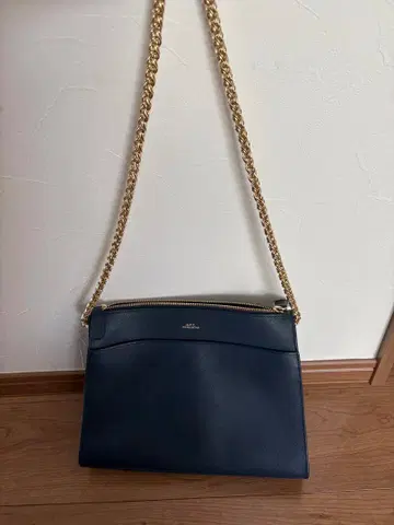 A.P.C. 네이비 숄더백