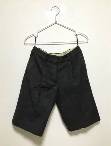 다크 그레이 숏팬츠 백 포켓 부착