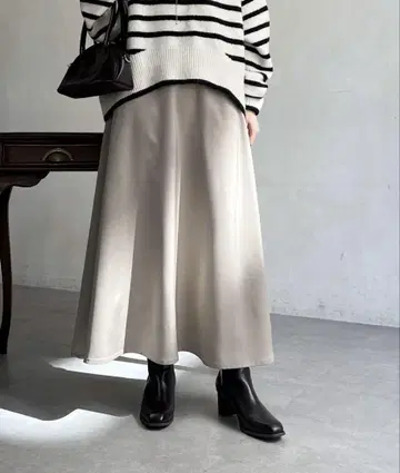 셰트와 새틴 플레어 스커트