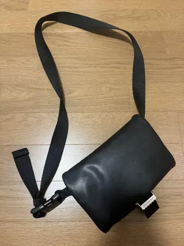 캘빈클라인 바디백 합성 피혁