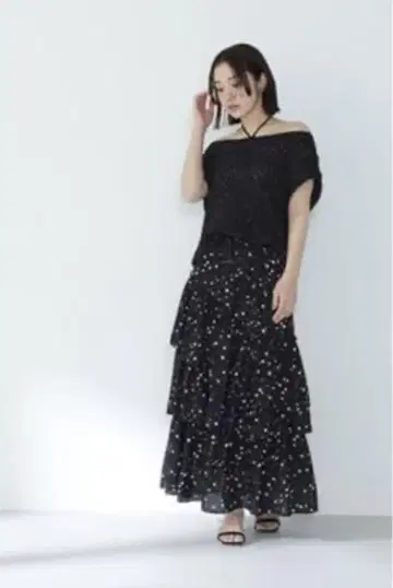 블랙 베이스에 화이트 도트 플레어 캉캉 스커트